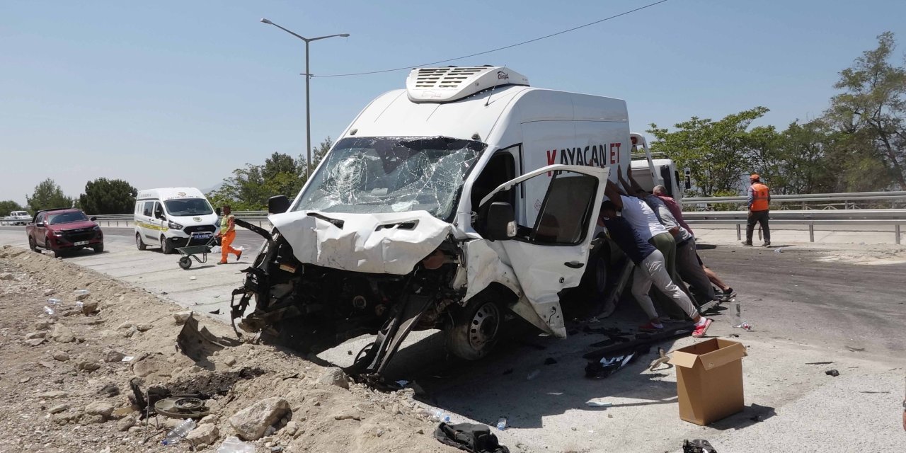 Tek şeride düşen yolda korkunç kaza: Kayınpeder ile gelin öldü, 4 yaralı