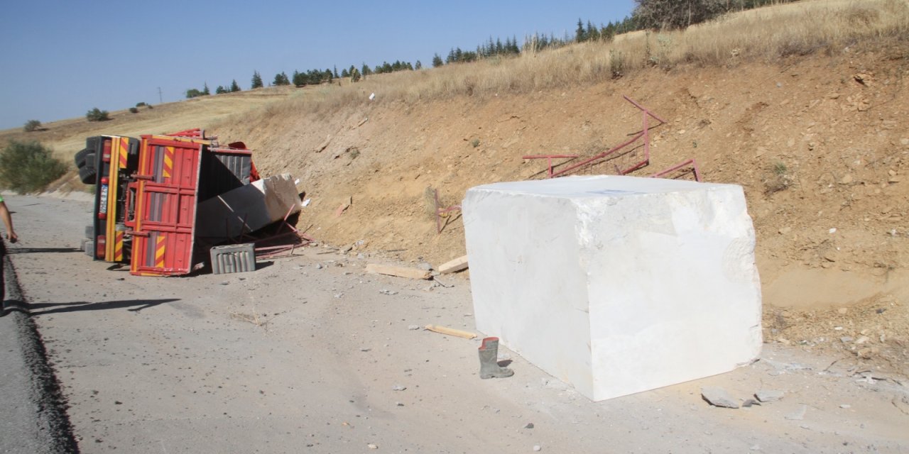 Konya'da TIR devrildi! Mermer bloklar yola savruldu