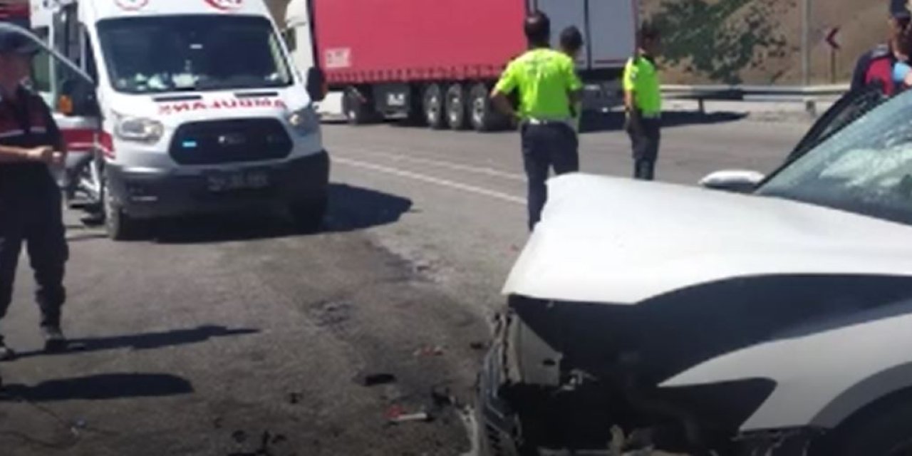 İki otomobil çarpıştı: 3 ölü, 6 yaralı