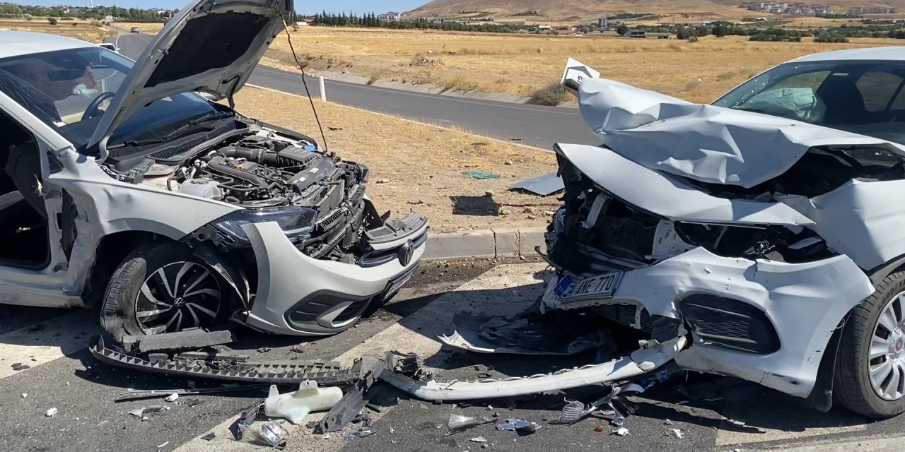 İki otomobilin çarpıştığı korkunç kazada 8 kişi yaralandı