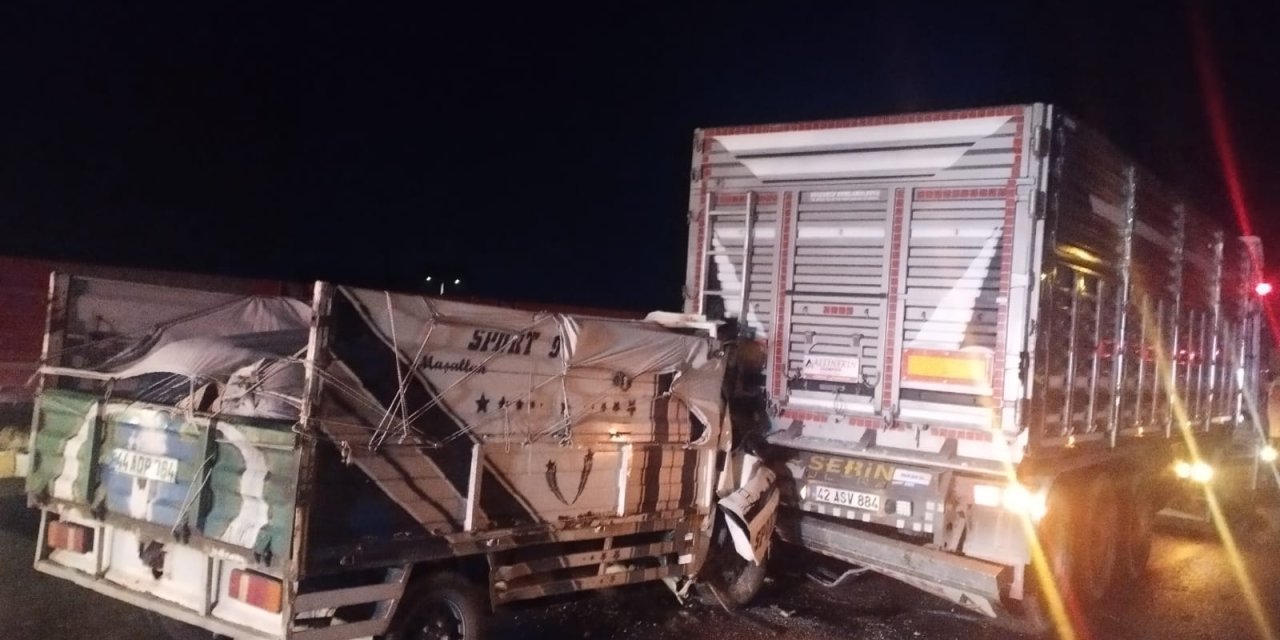 Konya’da OSB kavşağında TIR ile kamyonet çarpıştı