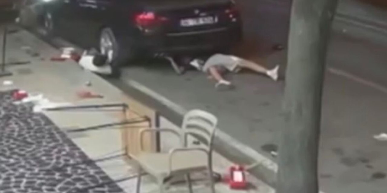 Otomobille çarpışan motosiklet park halindeki aracın altına girdi