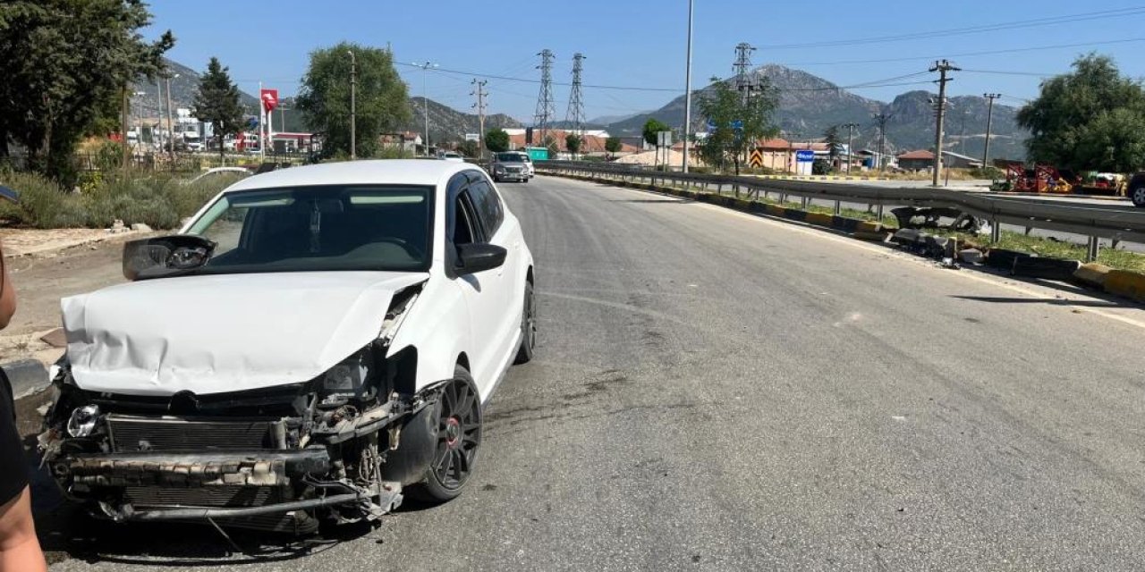 Konya yolunda otomobil bariyerlere çarptı