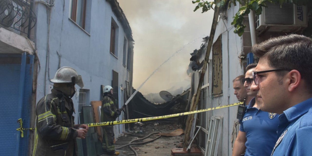 Hurda deposu alev aldı, yangın 4 eve sıçradı