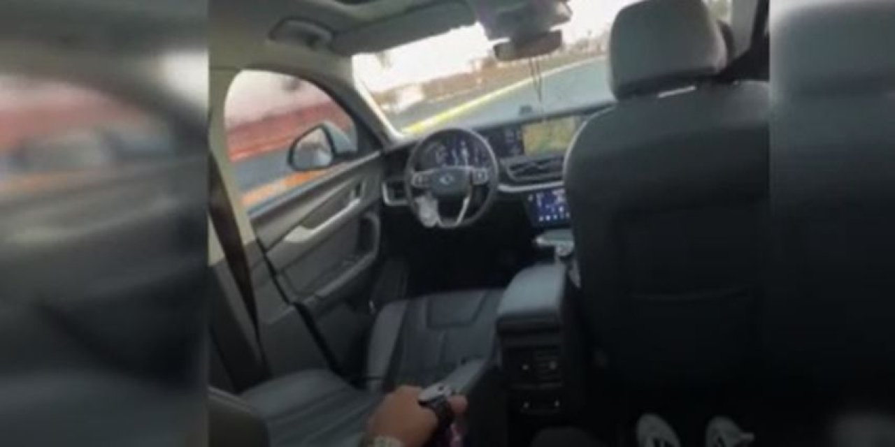 Trafikte korku dolu anlar! Seyir halinde direksiyonu bırakıp arka koltuğa geçti