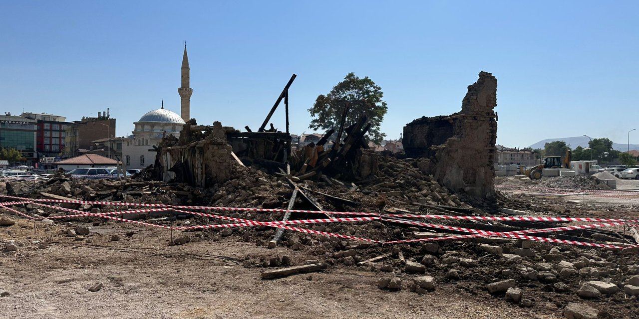 Konya’nın merkezinde yanan 2 katlı bina çöktü