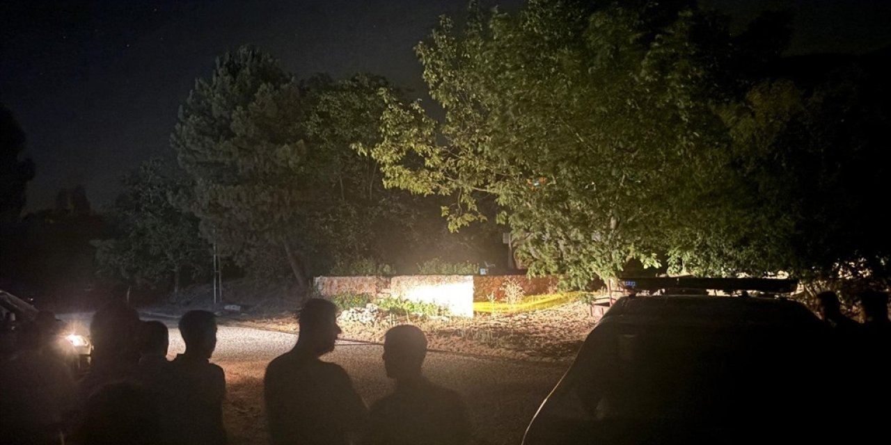 Kuzenini traktörün üzerinde tüfekle vurarak öldürdü