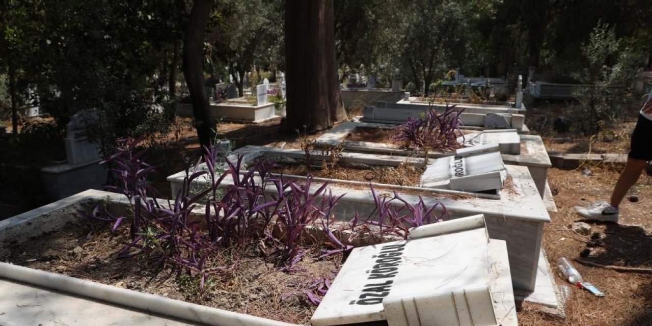 Mezarlıktaki taşlara saldırıp tahrip ettiler