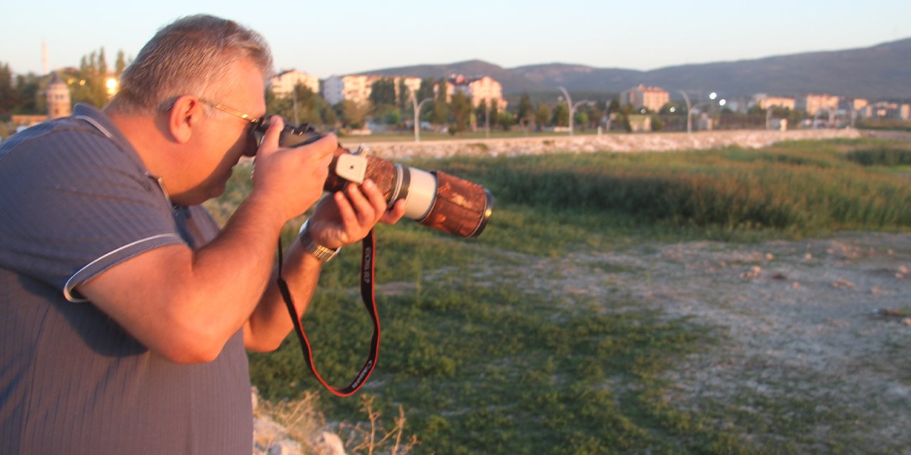 Konya'da gün ağarmadan kamuflaja girip izlerini sürüyor