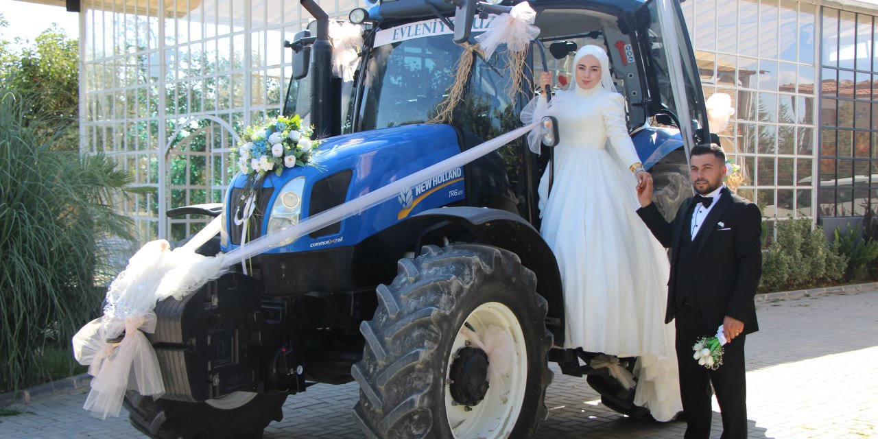 Çiftçi gelin direksiyona geçti, ilçenin sokakları şenlendi