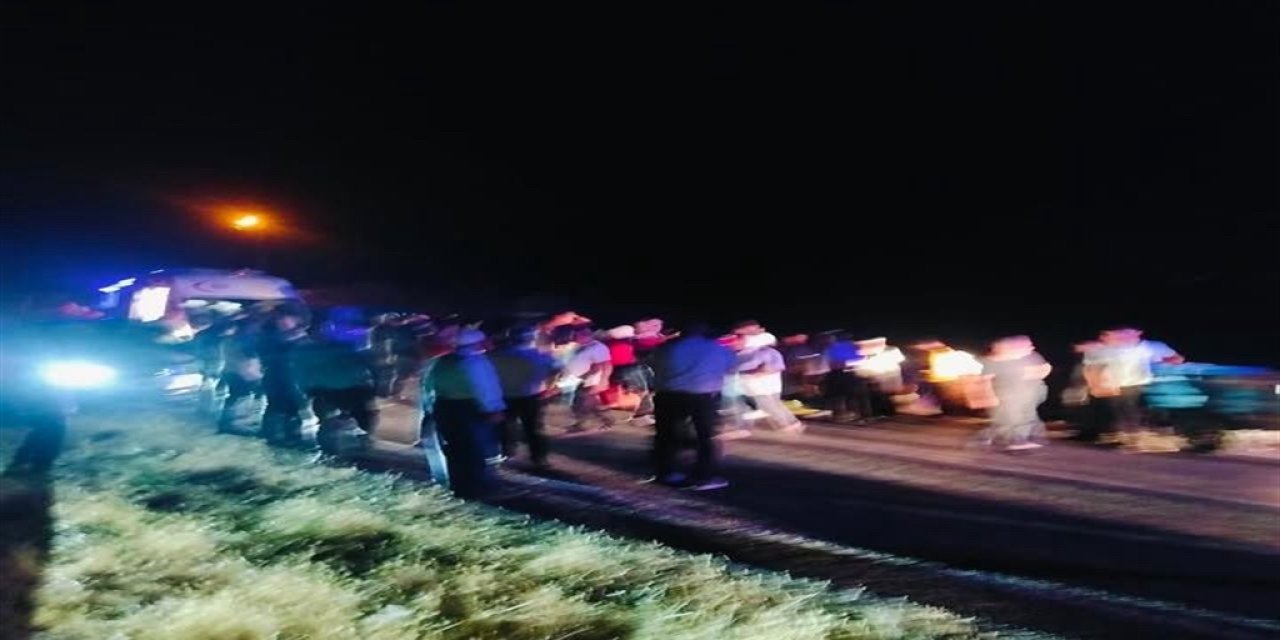 Düğünden dönen minibüs devrildi! Çok sayıda yaralı var