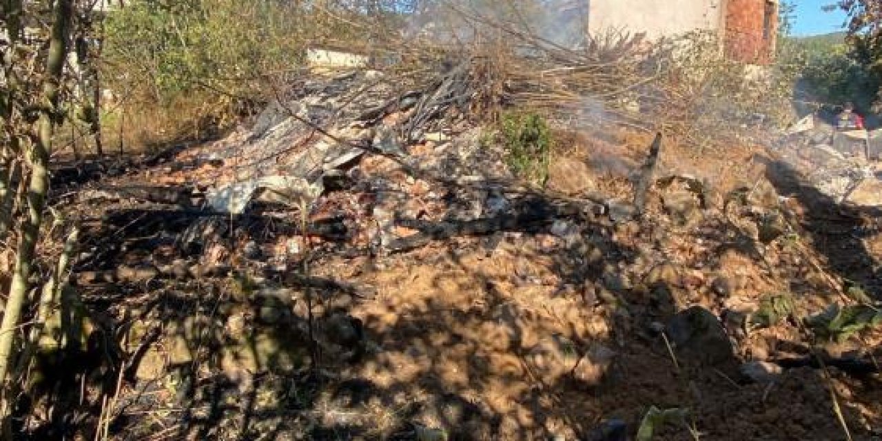 Ahşap ev yanarak kül oldu
