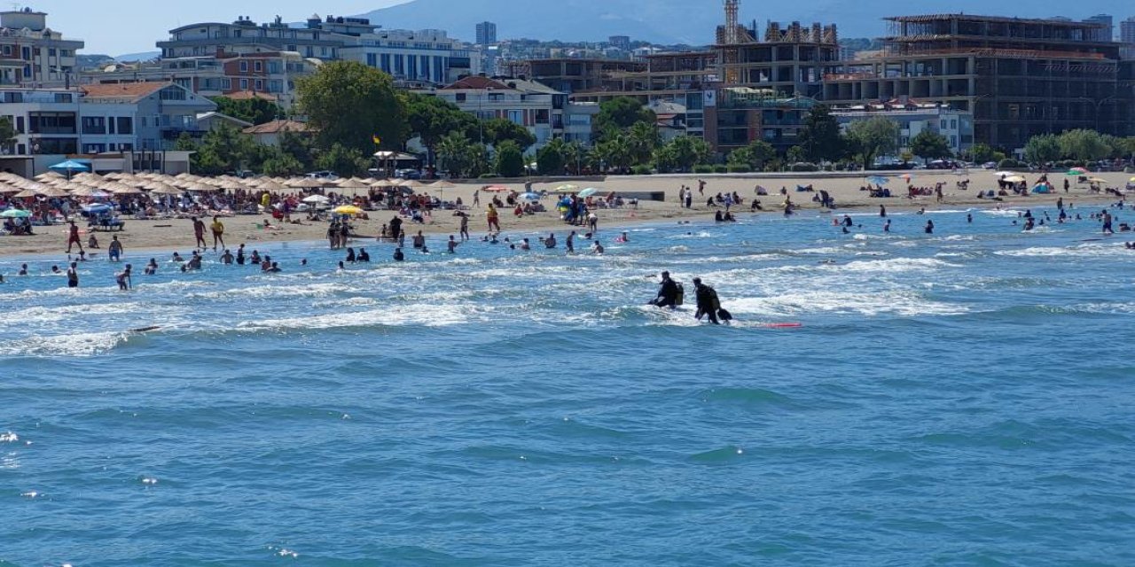 Tatil için gittikleri denizde iki arkadaştan biri öldü diğeri kayboldu