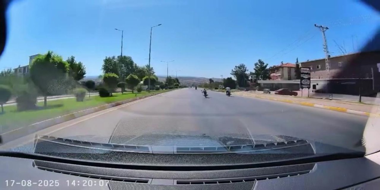 Trafikteki tehlikeli yolculuk araç kamerasına yansıdı