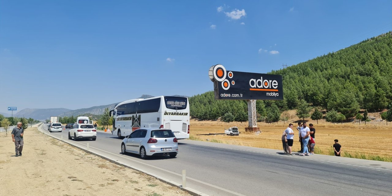 Otobüsü sollamak isterken tarlaya uçtu: 1’i ağır 3 yaralı