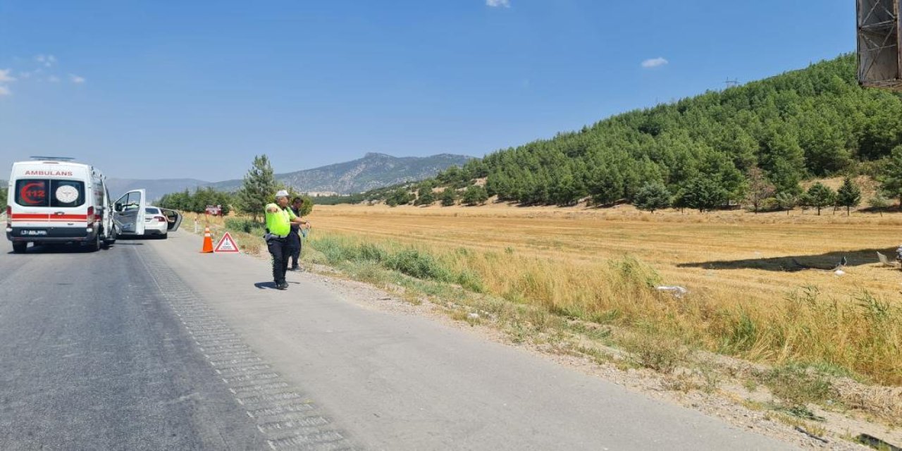 Otobüsü sollamak isterken çarpıp tarlaya uçtu