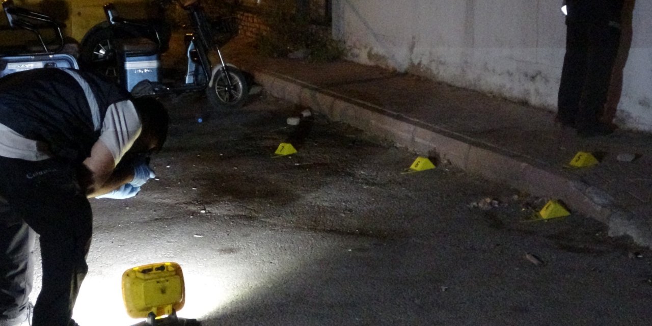 Evinin önünde kurşun yağmuruna tutuldu