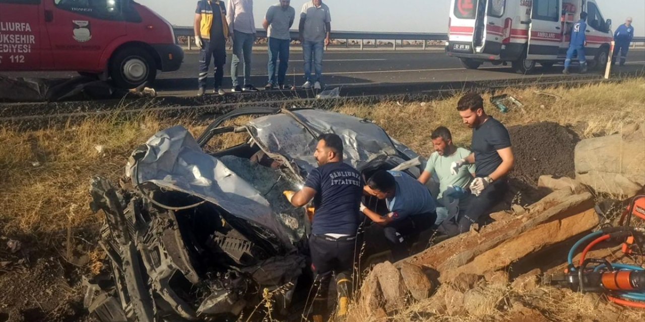 Devrilen otomobil hurdaya döndü! 2 kişi öldü, 3 kişi yaralandı