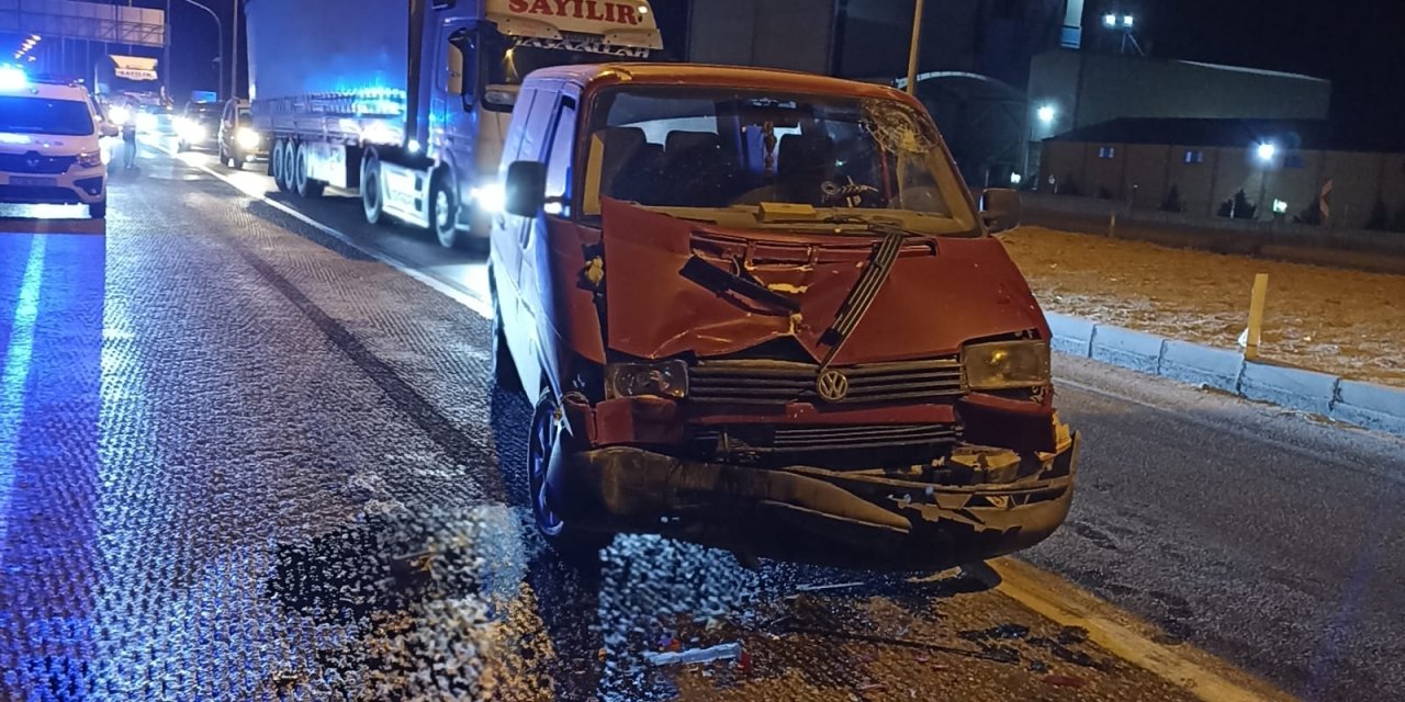 Konya’da kamyonet TIR’a arkadan çarptı