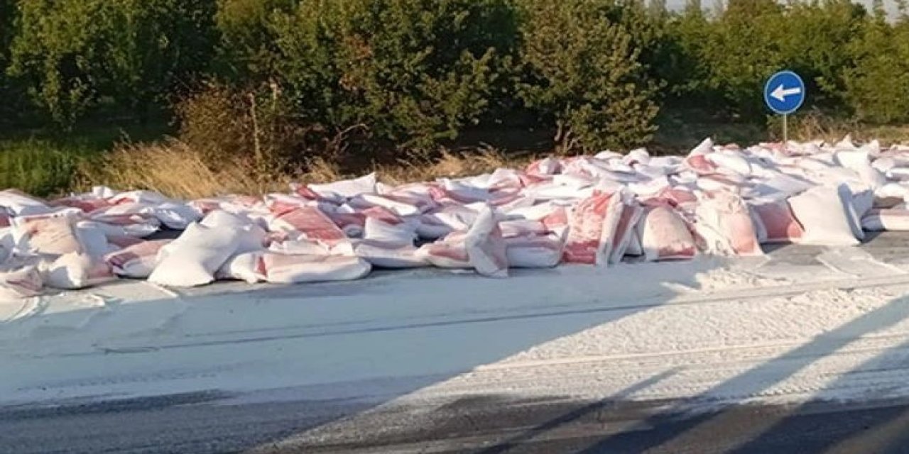 Konya’da TIR’ın lastiği patladı! Yol beyaz örtüyle kaplandı