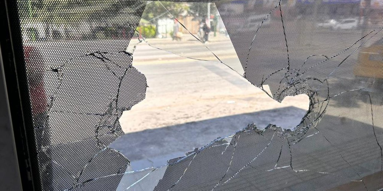 Taksi durağına kılıçla saldırdı