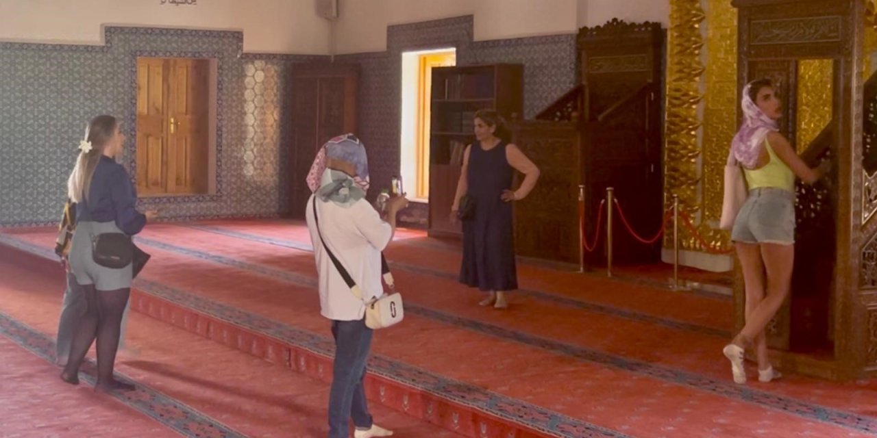 Tarihi camide kısa şortlu pozlar tartışma başlattı