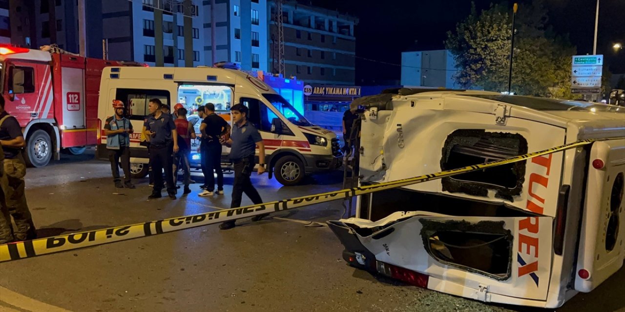 Servis minibüsü ile otomobil çarpıştı! Çok sayıda yaralı var