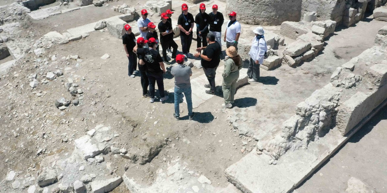 Gençler Konya’da dünya tarihinin sırlarını kazıyor