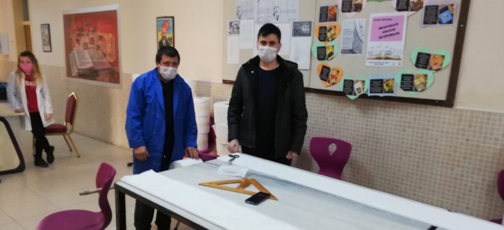 Konya’da bir lisede hastane personeli için ücretsiz maske üretiyor