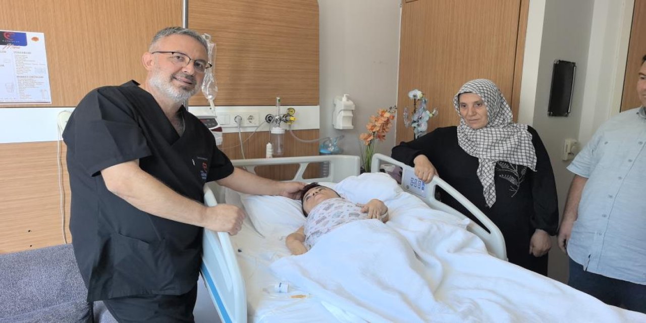 24 kilo olan kadın yapılan ameliyatta 21 kiloya düştü