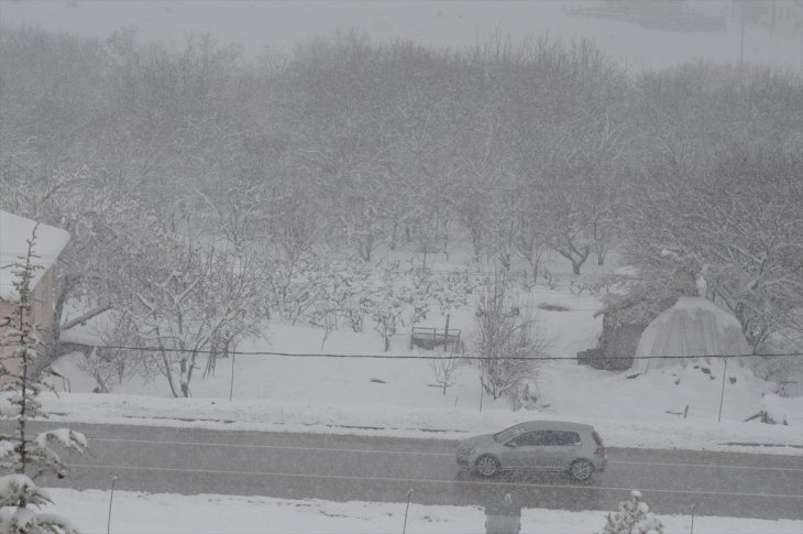 Konya'nın bazı mahallelerinde yoğun yağış! Kar kalınlığı 60 santimetreye ulaştı