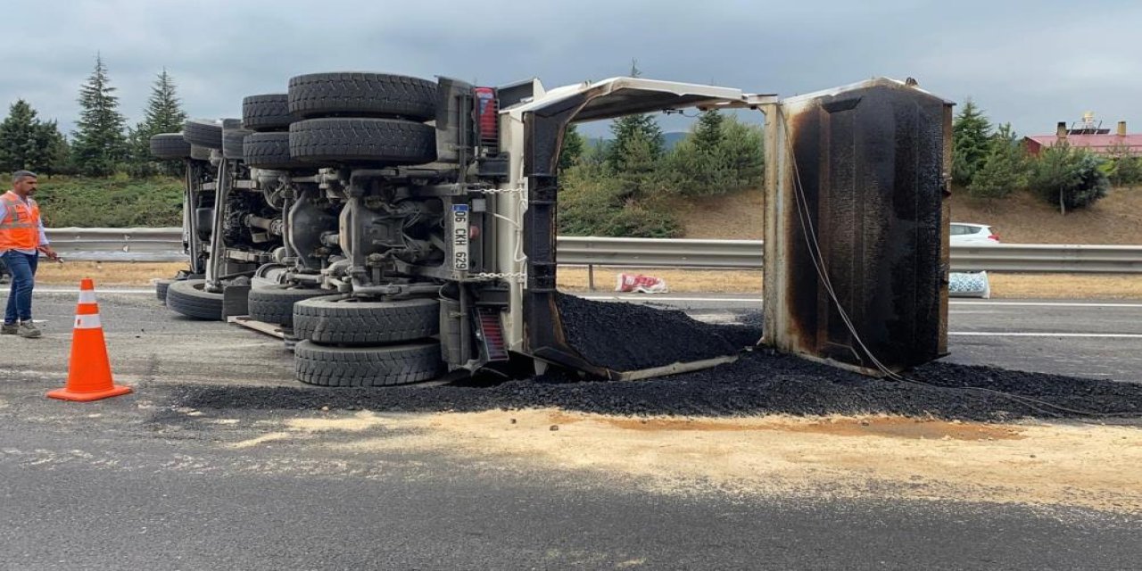 Otoyolda kamyon devrildi! Yol siyaha büründü