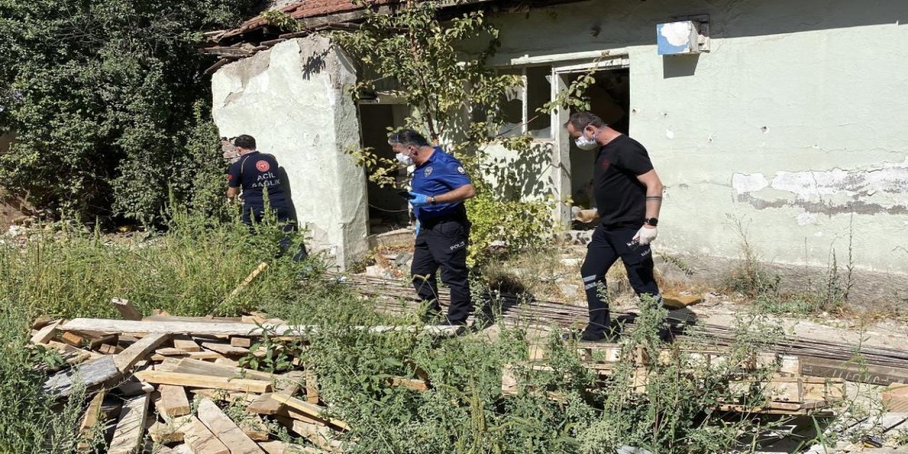 Çocuklar metruk evde çürümüş erkek cesedi buldu