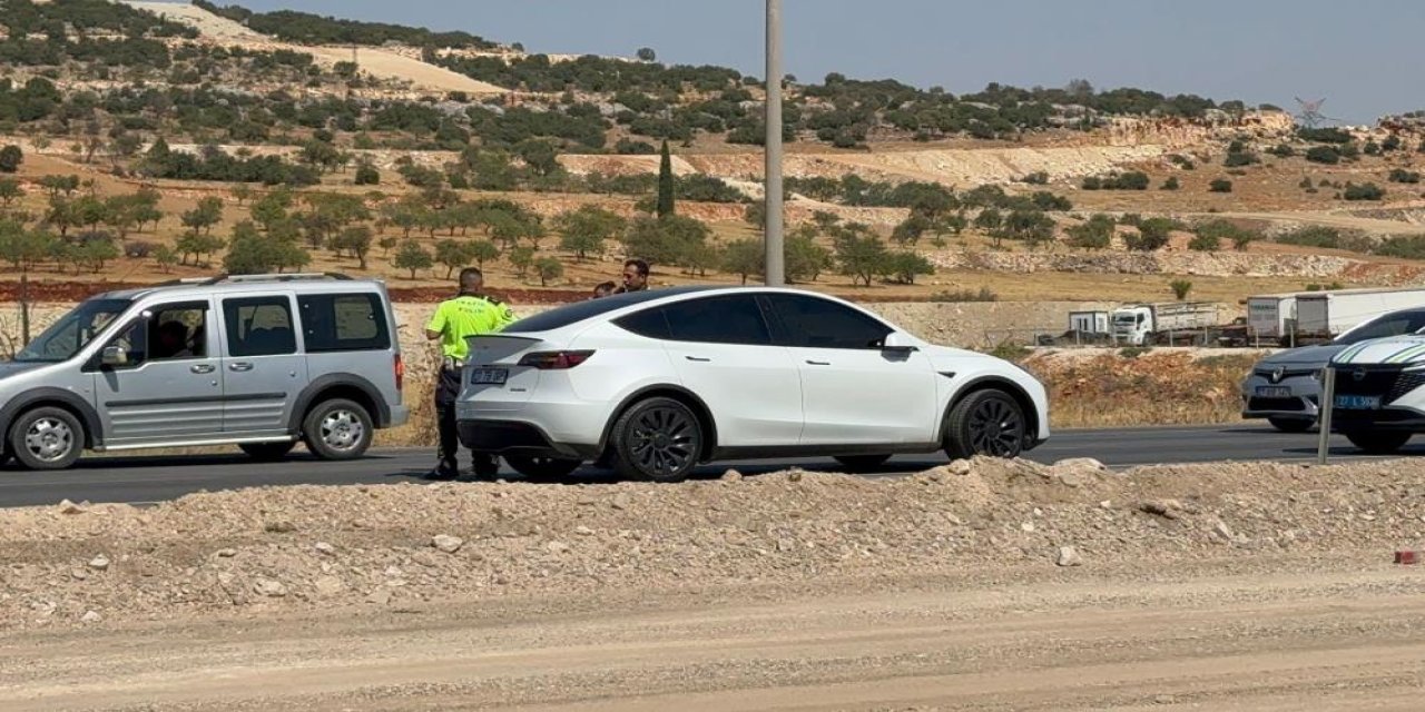 Tesla'sının fotoğrafını çekerken TIR çarptı