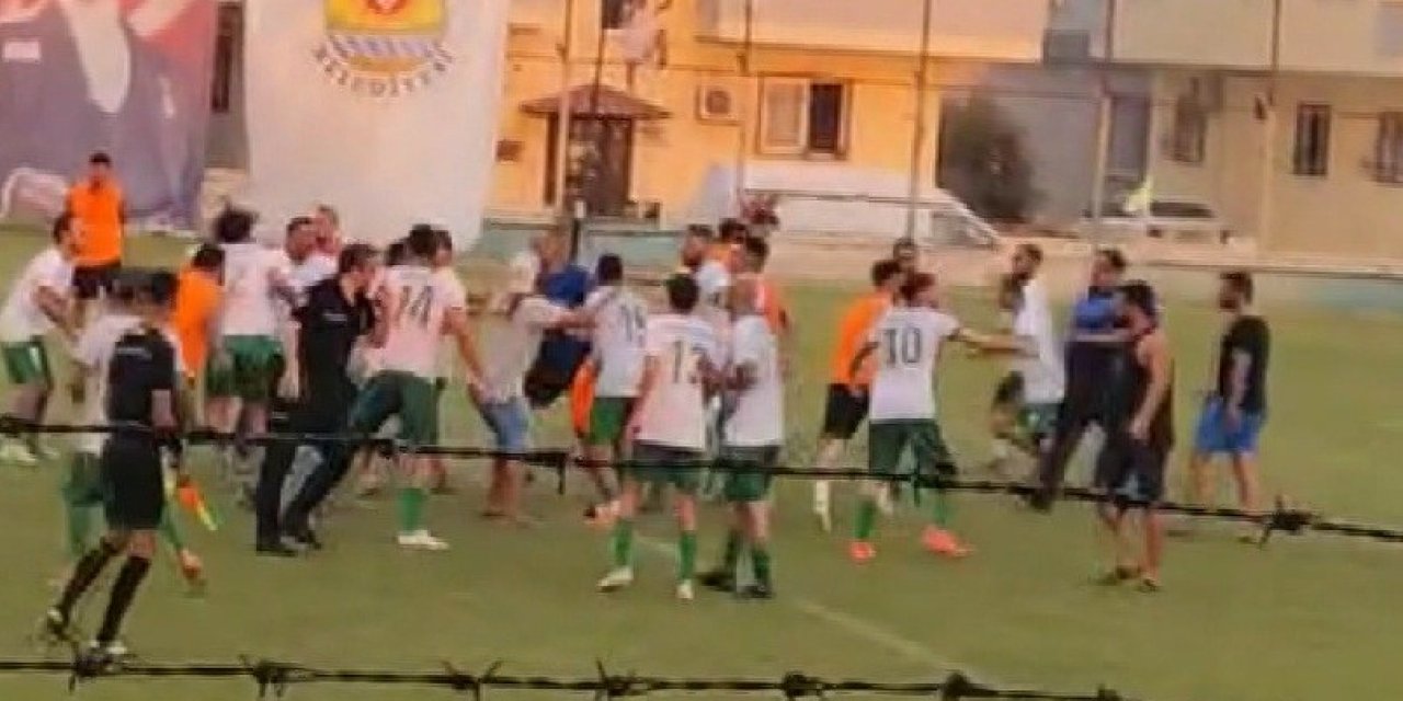 Maçın 85'inci dakikasında kavga! Futbolcular birbirine girdi