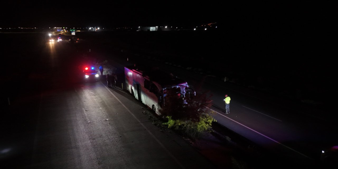 Orta refüje çıkan yolcu otobüsü ağaçları devirdi: 1 ölü, 13 yaralı