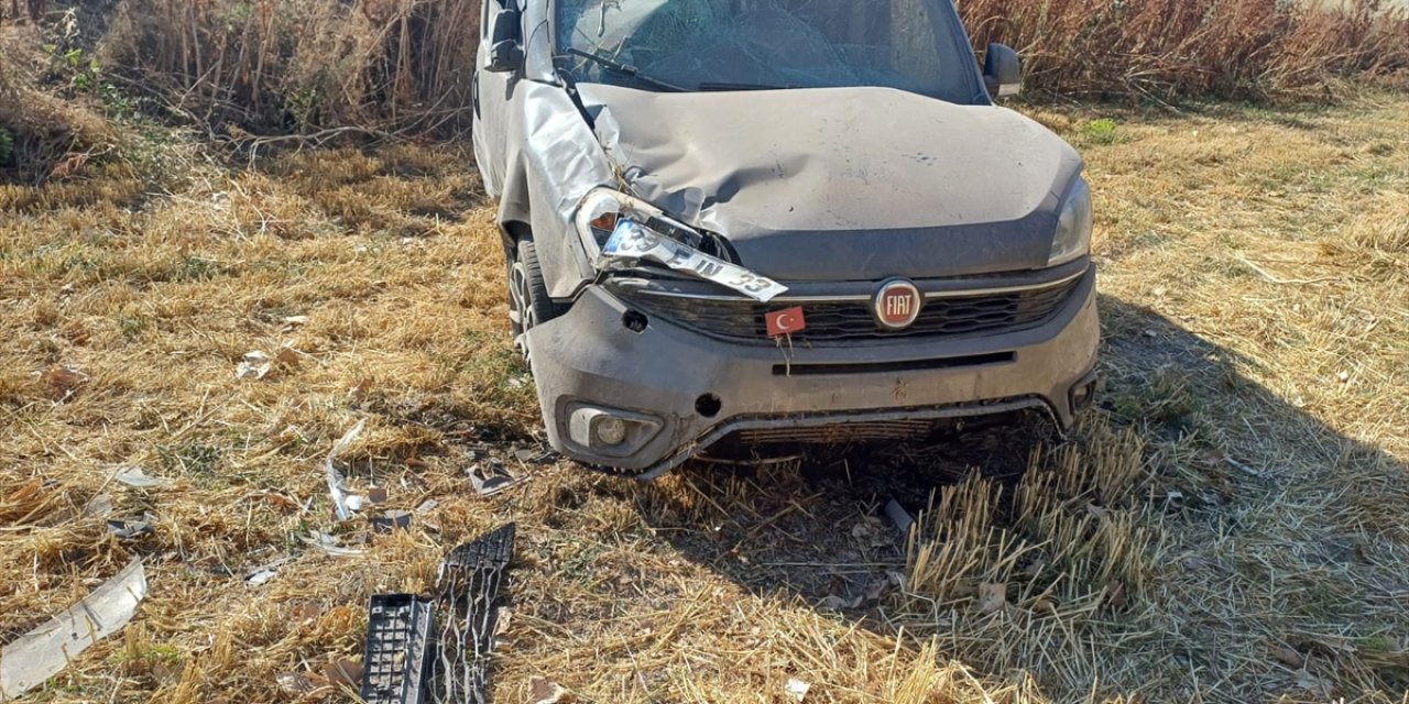 Konya’da şarampole devrilen araçtaki 2 kişi yaralandı