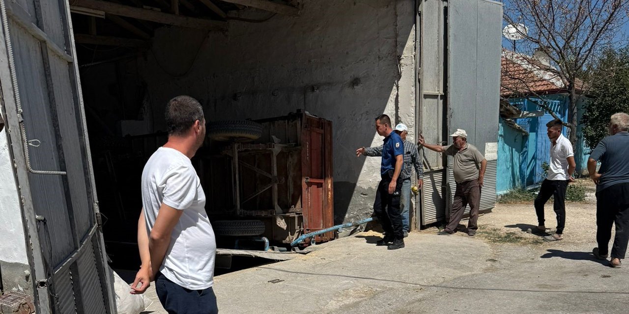 Değirmene arpa indirirken yem kırma makinesine düştü