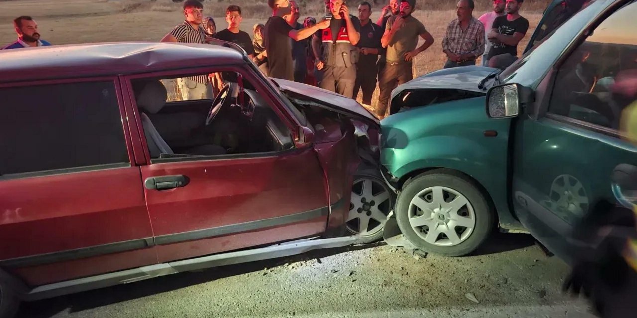 Hafif ticari araç ile otomobil çarpıştı, yaşlı çift hayatını kaybetti