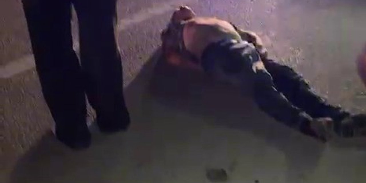 Seyir halindeki kamyonetin kasasından yola savruldu