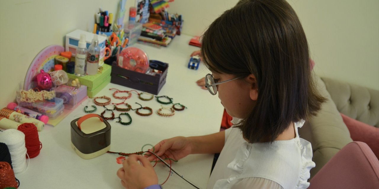 Konya’da minik Zeynep Gazze için umut örüyor