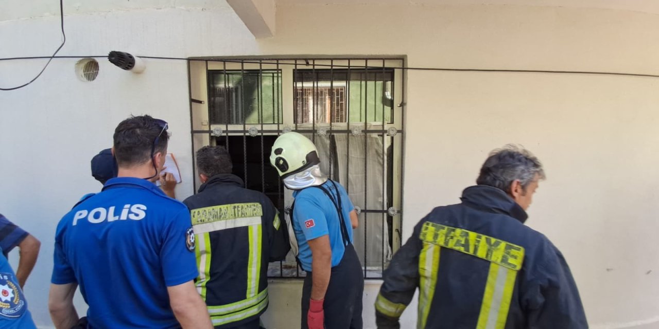 Can dostunu yangından kurtarmak için dumanların arasına daldı