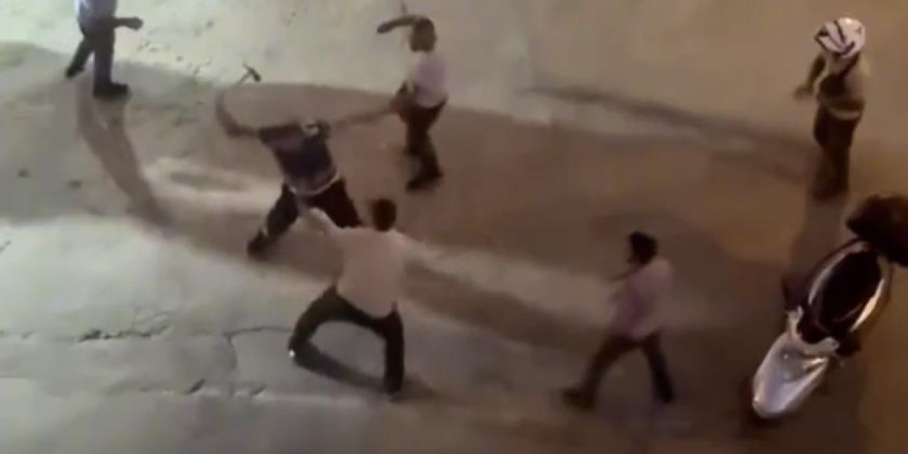 Kavgada husumetlisine baltayla saldırdı