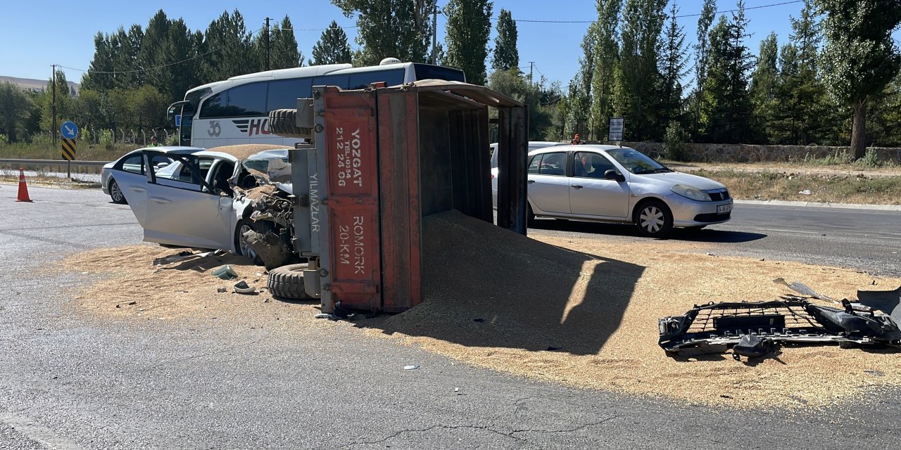 Yola kontrolsüz giren traktör kazayı beraberinde getirdi: 3 yaralı