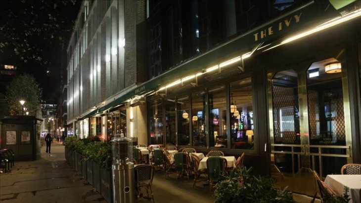 İngiltere’de restoran, bar, cafe, sinema ve tiyatroların kapatılmasına karar verildi