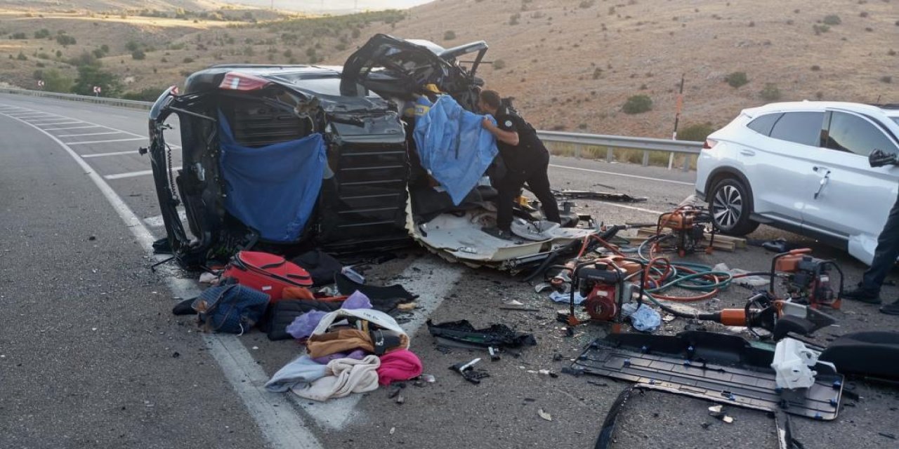 Hafif ticari araç otomobille çarpıştı! 4 ölü, 2 yaralı var