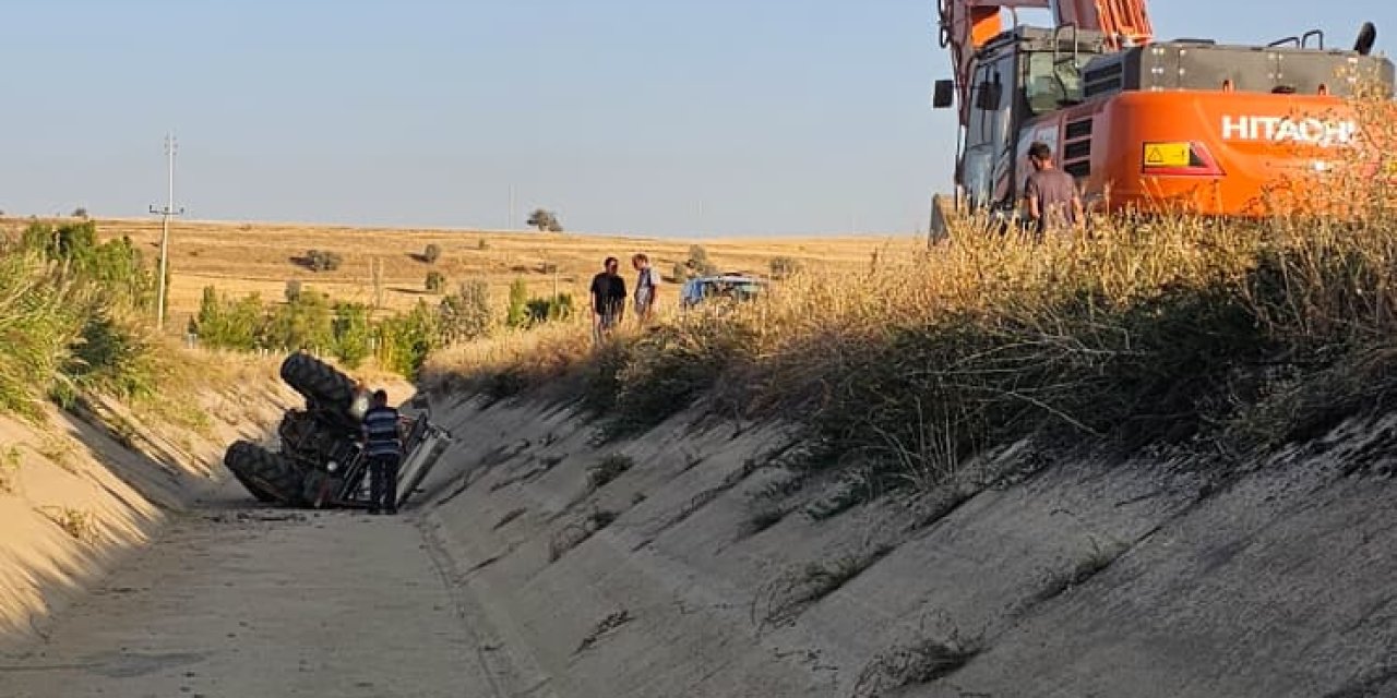 Konya’da eski muhtarın kullandığı traktör kanala devrildi