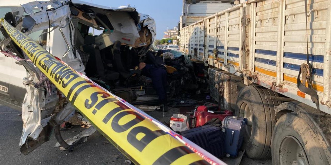 Yurt çocuklarını taşıyan minibüs TIR’a çarptı! Çok sayıda yaralı var