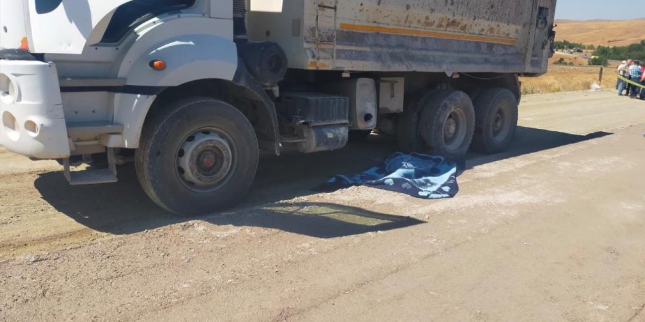 Şantiye işçisi kamyonun altında kalarak can verdi