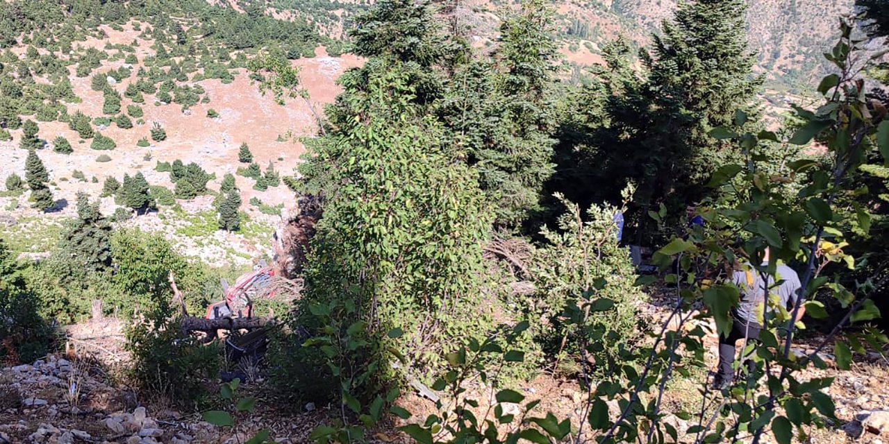 Otomobil uçuruma yuvarlandı, 2 kişi hayatını kaybetti